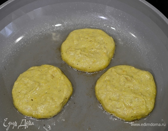 В сковороде разогрейте растительное масло, ложкой выкладывайте тесто и обжаривайте оладьи по 2–3 минуты с каждой стороны.