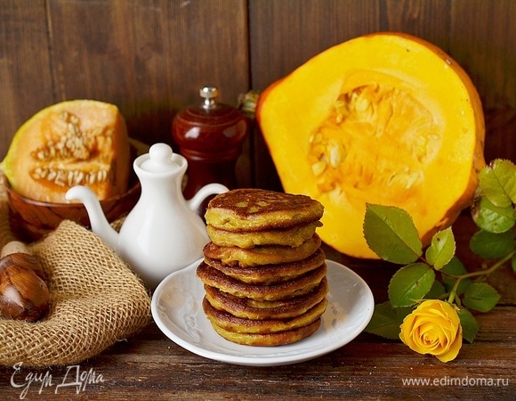 Сразу подавайте оладьи к столу.
