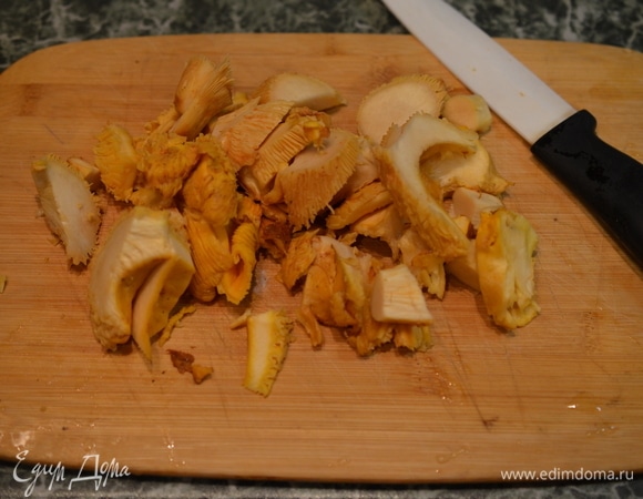 Лисички промойте, нарежьте.