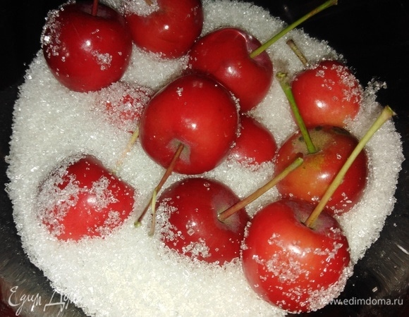 Яблоки моем, хвостики оставляем. Каждый плод накалываем зубочисткой в нескольких местах, пересыпаем сахаром, оставляем на 5 часов, периодически помешивая.