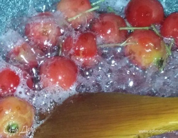 Вливаем воду, добавляем лимонную кислоту. Ставим на плиту, доводим до кипения, убавляем огонь, варим, помешивая, в течение 20 минут. Снимаем накипь и пену. Горячим раскладываем по банкам. Закрываем.