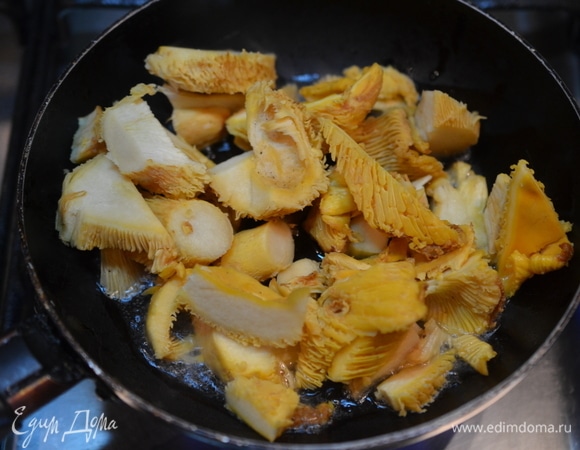 Обжарьте на сковороде с добавлением масла, пока не выпарится вся жидкость.