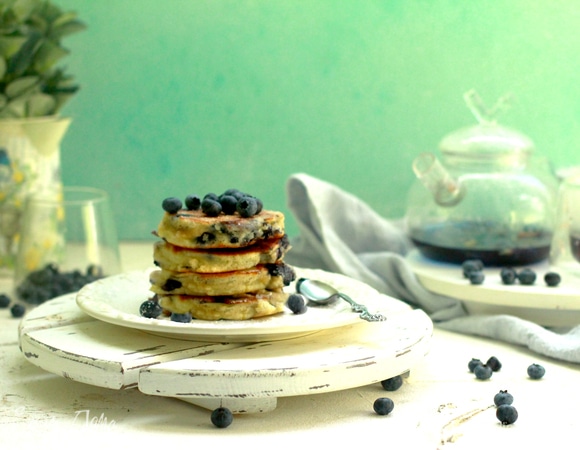 Подавать со сметаной, ягодой, посыпать молотым эритритом. Из одного замеса у меня получилось 3 панкейка.