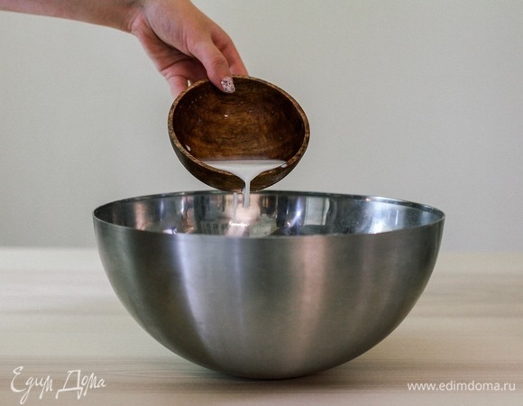 Добавить холодное молоко и замесить тесто, оно должно получиться эластичным и не должно липнуть к рукам.