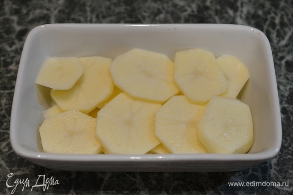 В жаропрочную форму выложите кружки картофеля.