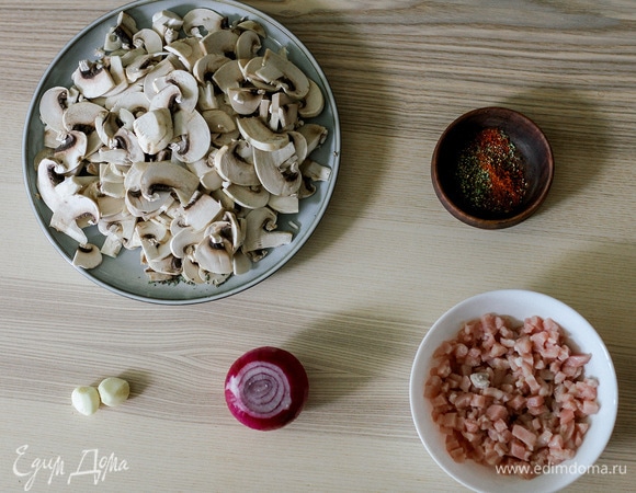 Для начинки мелко нарезать лук, куриное филе, грибы и чеснок.