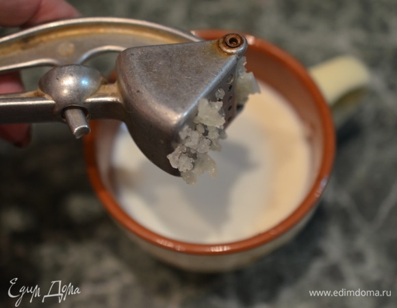 Сливки посолите, добавьте измельченный чеснок.