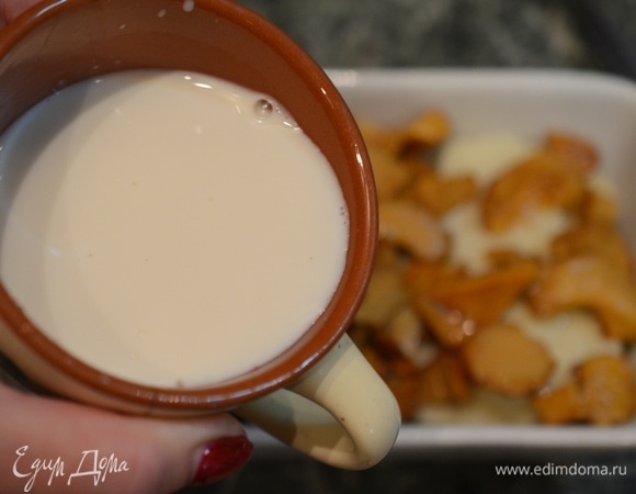 Вылейте сливки в форму.