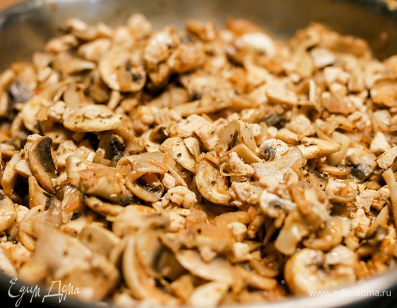 Обжарить все на небольшом количестве оливкового масла, добавить соль, перец и паприку.