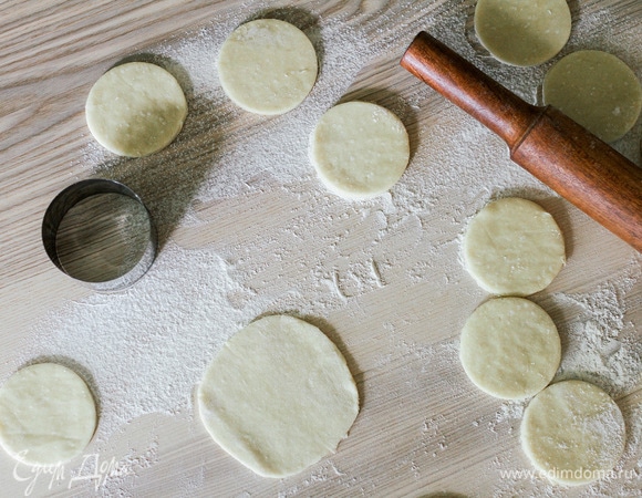 Вырезать небольшие кружки диаметром 6 см.