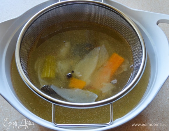 Готовую рыбу достаньте, бульон процедите.