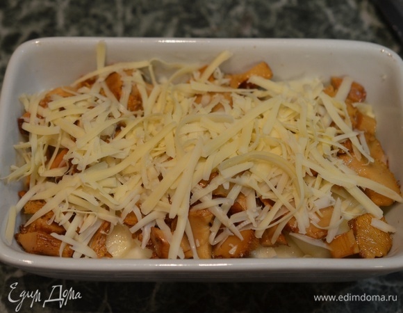 Посыпьте все натертым сыром.