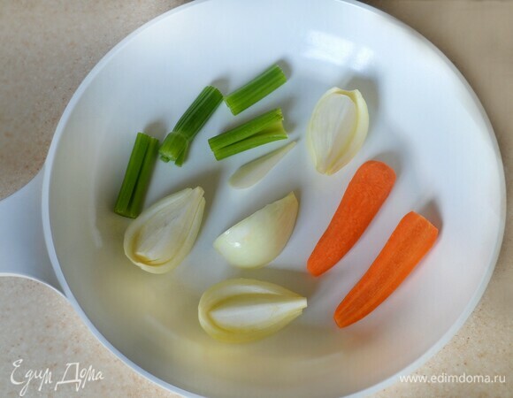 На сухой сковороде обжаривайте со всех сторон очищенные и нарезанные овощи в течение 5 мин. Этот шаг можно опустить, но в бульоне такие овощи раскрываются гораздо ярче. Слегка «подпаленные» лук, сельдерей и морковь (1 шт.) добавьте в кастрюлю к окуням и варите около 30 мин (в зависимости от размера рыбы).