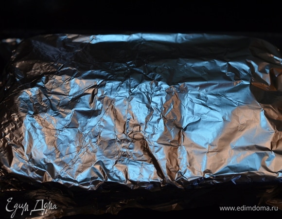 Форму накройте фольгой. Готовьте блюдо в разогретой до 180°C духовке 30 минут. Затем фольгу снимите и готовьте еще 15 минут, до зарумянивания сыра.