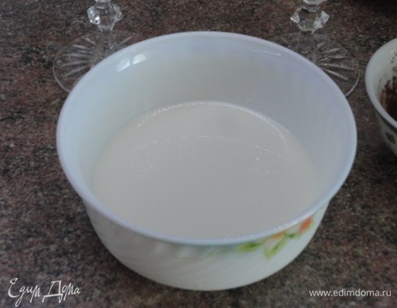 Смешиваем в большой миске половину сливок, 3 ст. л. сахара, ванилин и крахмал, тщательно перемешиваем венчиком. Вторую половину сливок наливаем в сотейник, ставим на средний огонь, добавляем агар-агар и, постоянно помешивая, доводим до кипения, прогреваем еще пару минут.