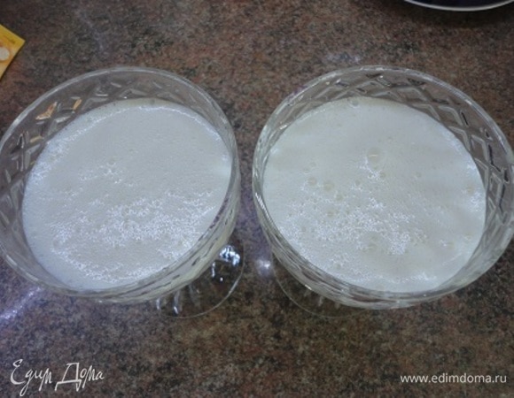 Вливаем горячий агар в миску со сливками небольшими порциями, тщательно перемешивая миксером. Сразу же разливаем по формам, наполняя их на 2/3, ставим в холодильник.