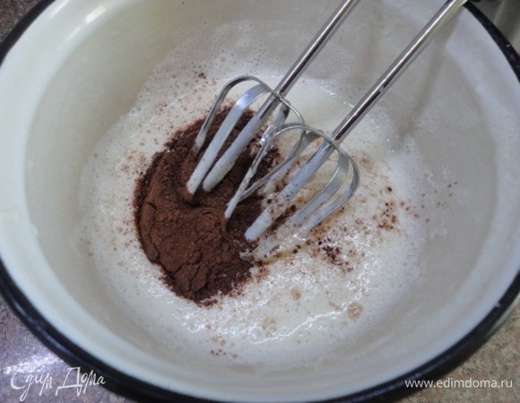 В оставшуюся часть добавляем смесь какао с оставшейся столовой ложкой сахара, тщательно взбиваем миксером.
