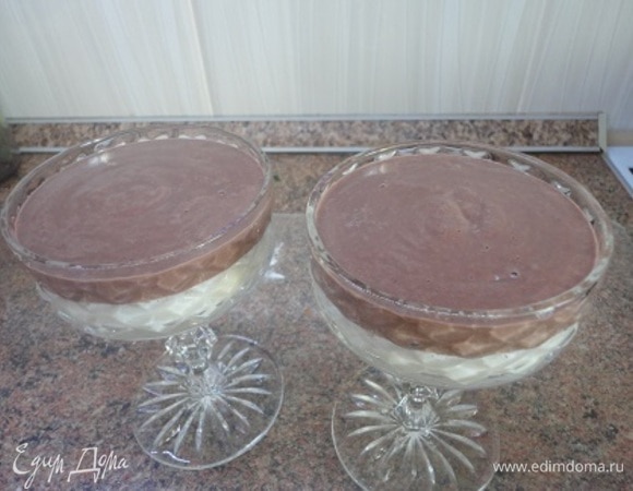 Наливаем шоколадную смесь поверх ванильной и ставим в холодильник на 1 час, до полного застывания.