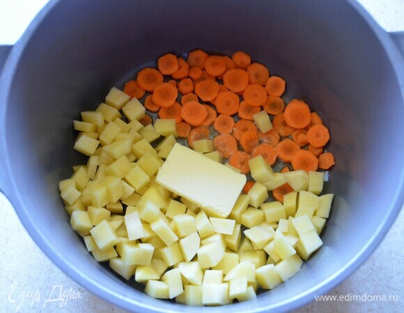 2 крупные картофелины необходимо почистить и нарезать кубиками. Вторую морковь тоже очистите и нарежьте тонкими кружочками. В кастрюлю, где будет вариться уха, поместите овощи, добавьте сливочное масло и слегка обжарьте все. Залейте процеженным бульоном и доведите до кипения.
