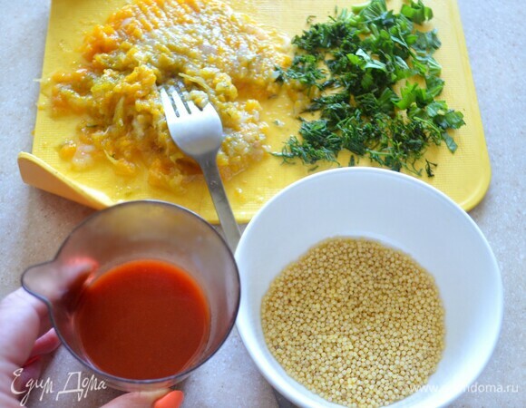 Овощи, которые варились с рыбой, можно не выбрасывать, а протереть с помощью вилки или сита и добавить в бульон. От этого уха будет еще более насыщенной. Пшено (2 ст. л. с горкой) промойте и добавьте в кастрюлю, влейте томатный соус, добавьте рубленую зелень. При необходимости долейте еще воды и досолите.