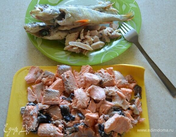 Пока варятся овощи и пшено, разберите рыбу, удалите кости. Если у вас мелкая речная рыба, ее можно выбросить, она и так обогатила бульон своим вкусом. С крупной речной рыбкой советую повозиться, аккуратно удалив все крупные и мелкие косточки. Форель так же разберите, нарежьте кусочками. За 5 мин до готовности овощей и пшена переложите рыбу в кастрюлю и проварите. В конце варки некоторые кулинары добавляют 1–2 ст. л. водки, но я этого не делаю, уха и без водки получается невероятно яркой и вкусной.