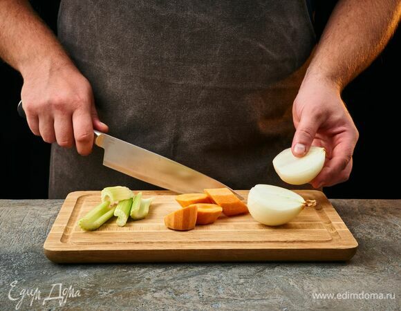 Лук, морковь, стебель сельдерея очистите и крупно нарежьте.