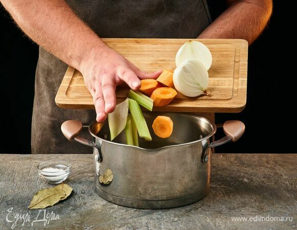 В подсоленную воду добавьте лавровый лист, добавьте овощи и доведите до кипения.