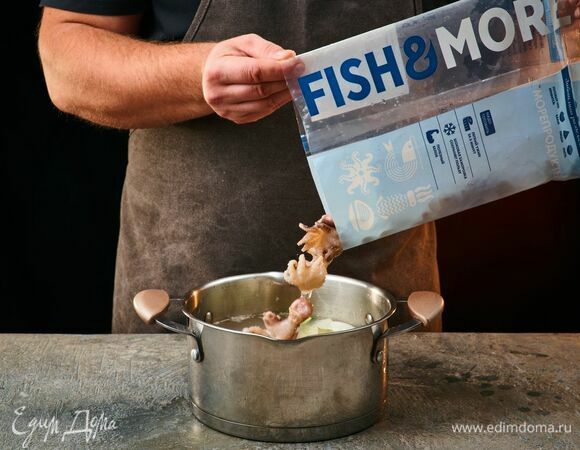 Выложите молодых осьминогов Fish&More. Варите на среднем огне около 2 минут. Остудите.