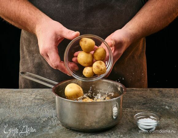 Отдельно отварите в подсоленной воде до готовности картофель.