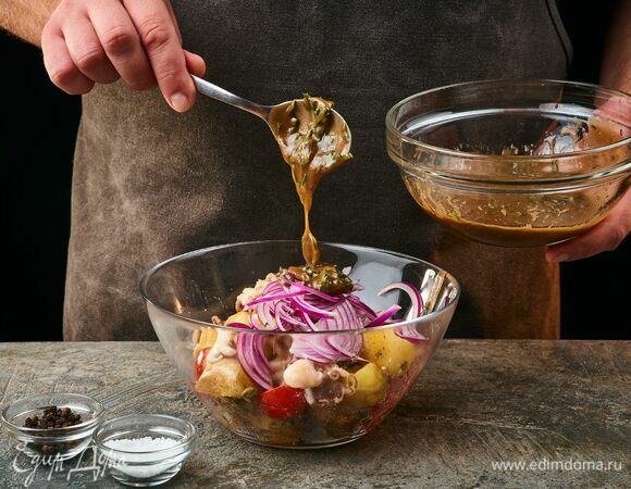 В салатник выложите красный лук. Добавьте заправку, перемешайте.