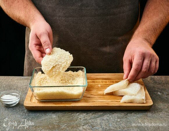 Разрежьте на две-три части, посолите и запанируйте в сухарях.