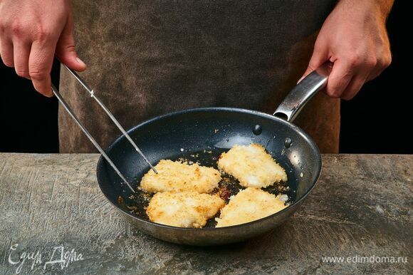 На разогретую сковороду влейте оливковое масло. Выложите рыбу и обжаривайте по 1,5 минуты с каждой стороны на сильном огне до румяной корочки.