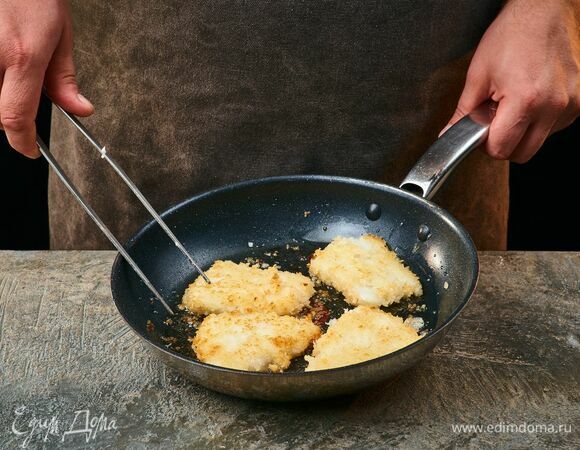 На разогретую сковороду влейте оливковое масло. Выложите рыбу и обжаривайте по 1,5 минуты с каждой стороны на сильном огне до румяной корочки.