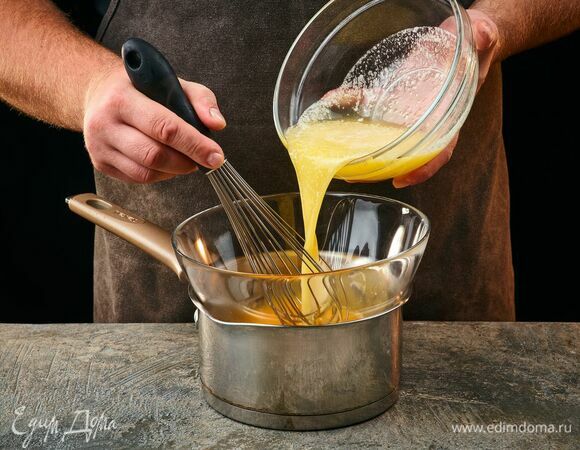 Приготовьте соус. Отделите белки от желтков, желтки поместите в миску. Поставьте емкость с желтками на водяную баню. Продолжая взбивать, постепенно влейте растопленное сливочное масло.