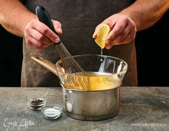 Добавьте соль, перец и сок лимона. Соус готов.<br />
Петрушку мелко порубите и смешайте с соусом.