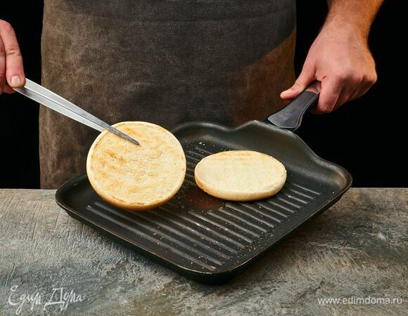 Булочки подсушите на сковороде-гриль.