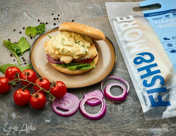 Накройте второй половиной булочки и подавайте.