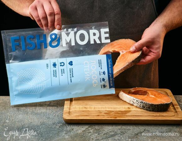 Разморозьте стейк лосося Fish&More, как указано на упаковке.