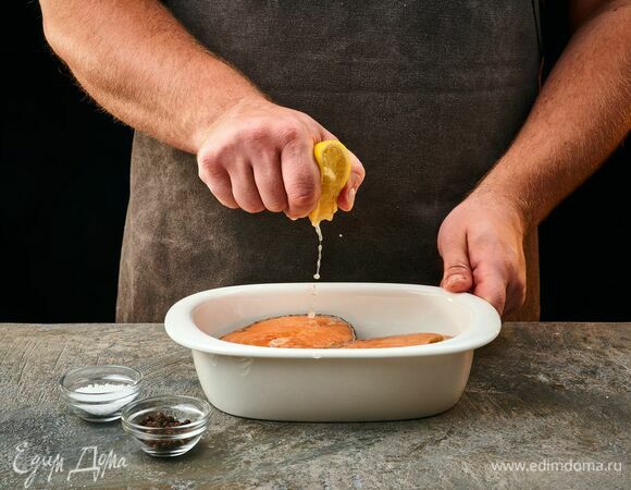 Выложите рыбу в форму, посолите, поперчите, полейте лимонным соком.
