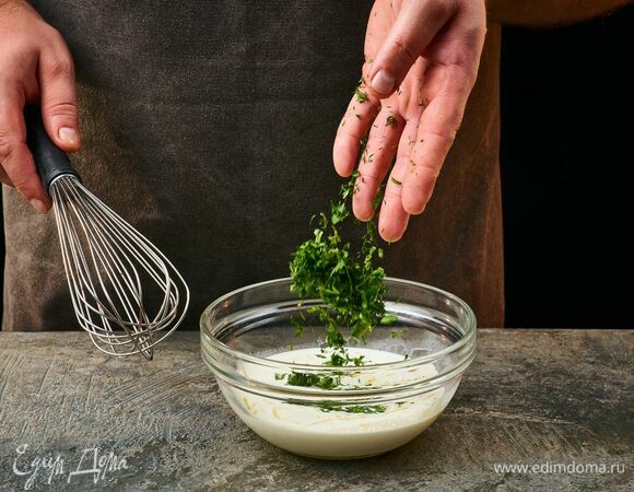 Добавьте рубленые петрушку и укроп. Перемешайте.