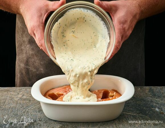 Залейте соусом рыбу. Запекайте в разогретой до 200°C духовке около 25 минут.