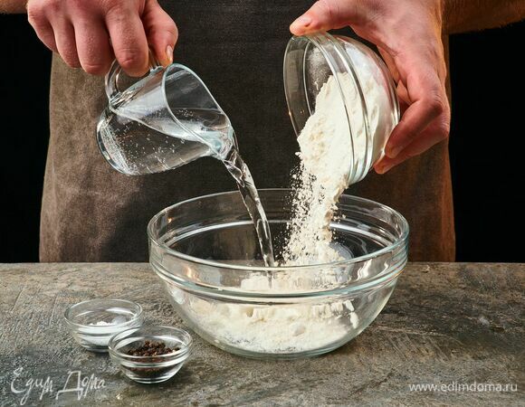 Приготовьте кляр. Соедините муку с водой, посолите, поперчите по вкусу.