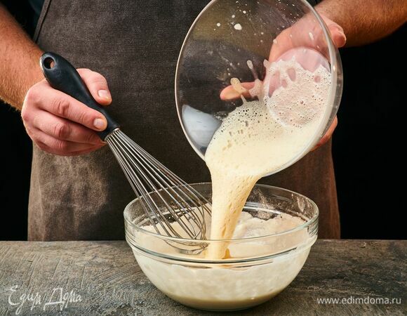 Добавьте взбитое яйцо, перемешайте до однородной консистенции.