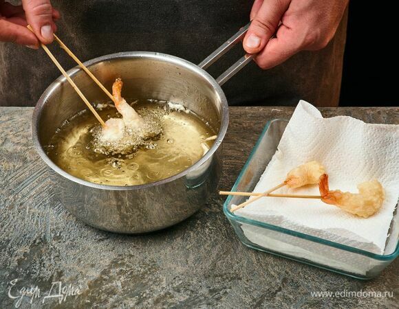 Доведите до кипения растительное масло в сковороде или сотейнике.<br />
Опустите креветки в кляре в масло. Обжаривайте со всех сторон до румяной корочки около минуты.<br />
Готовые жареные креветки выложите на бумажное полотенце, чтобы удалить остатки масла.