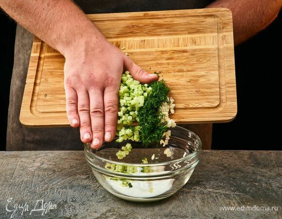 Смешайте в миске нарезанные овощи, натуральный йогурт.