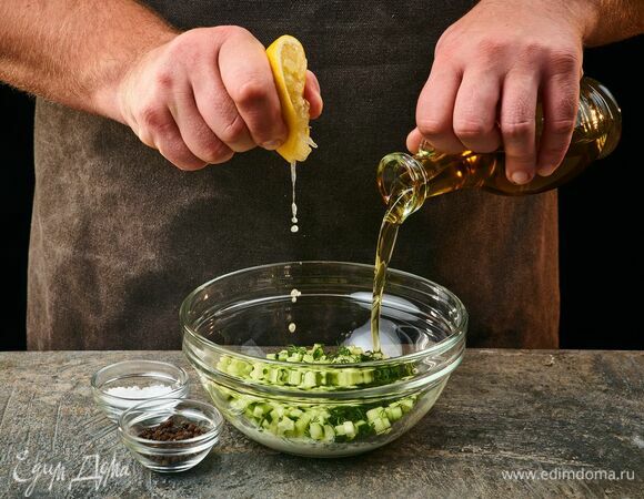 Добавьте оливковое масло и лимонный сок, посолите, поперчите. Перемешайте. Соус готов.