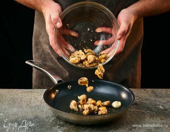 На сковороде в оливковом масле обжарьте очищенные зубчики чеснока. Выложите мидии, посолите, поперчите. Обжаривайте на среднем огне до готовности (около 3 минут).