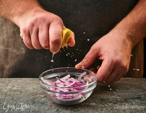 Огурцы нарежьте тонкими брусочками, красный лук — полукольцами.<br />
Лук сбрызните лимонным соком, оставьте на 5 минут.