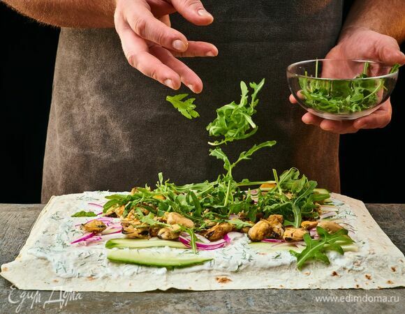 Затем выложите мидии и руколу. 