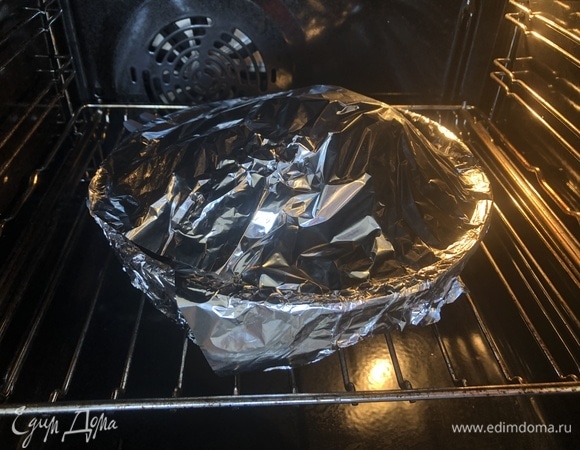 Накрыть листом фольги и поставить запекаться при 180°C на 1 час 20 минут. За 30 минут до готовности фольгу необходимо снять и вернуть курицу в духовку запекаться до готовности. Приятного аппетита!